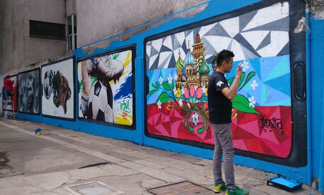 Un equipo de artistas urbanos da vida a un muro de la Ciudad de México con motivos mundialistas. Foto: Jacqueline Gutiérrez