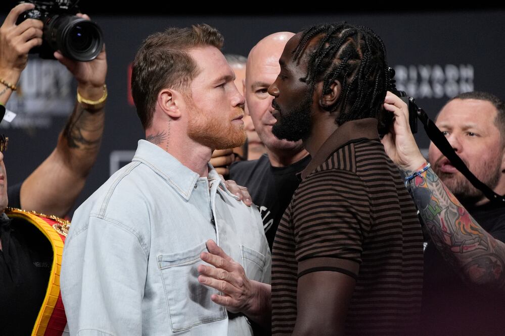 Terence Crawford y "Canelo" Álvarez encarándose en conferencia de prensa - Foto: AP