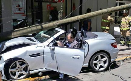 Automóvil de lujo tira poste en Mariano Escobedo