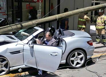Automóvil de lujo tira poste en Mariano Escobedo