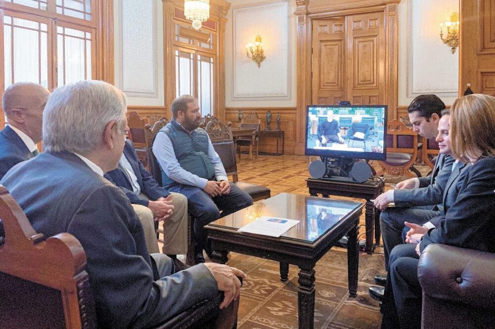 El presidente Andrés Manuel López Obrador se comunicó con el fundador de Facebook, Mark Zuckerberg, para compartir el plan de llevar internet a todo el país. Foto: PRESIDENCIA