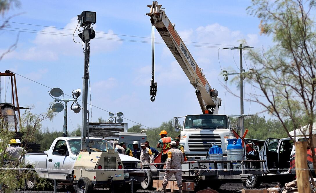 Uno de los principales problemas con que se han encontrado los elementos de la Sedena es la gran cantidad de polines que obstruyen el paso hacia las cuatro galerías subterráneas de la mina siniestrada. Foto: archivo/EL UNIVERSAL