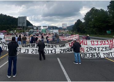 Ejidatarios bloquean carretera libre México-Toluca; exigen pago por expropiación de sus tierras para construir Tren Interurbano