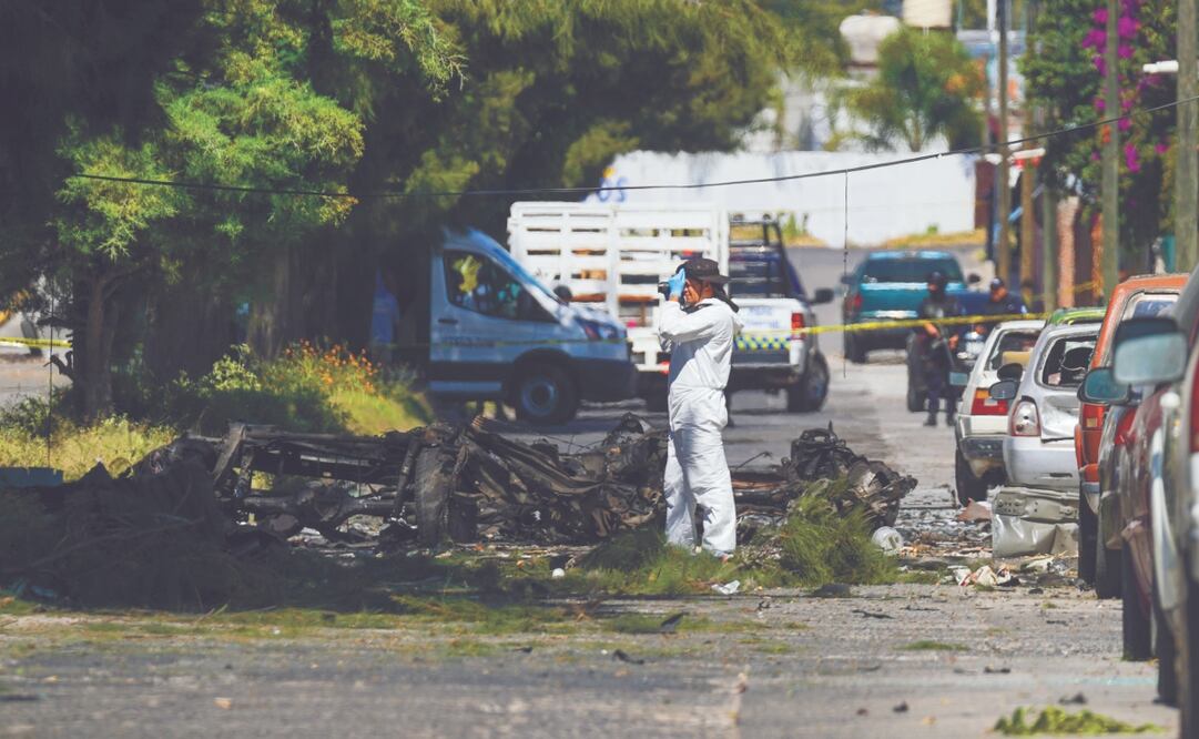 Un perito trabaja en la escena donde explotó un coche bomba cerca de una comisaría en Acámbaro, estado de Guanajuato. Foto: de ARMANDO SOLÍS. AP