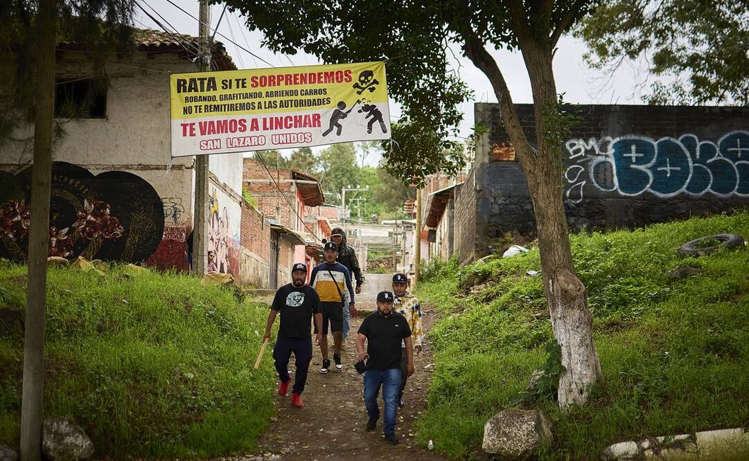Los miembros de Colonias Unidas hacen sus rondines armados con palos y machetes; cuando uno hace sonar su silbato, los vecinos salen a atender la alerta. Foto: Carlos Arrieta/EL UNIVERSAL 