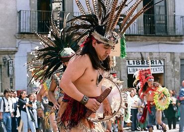 Garantizan uso del Zócalo a danzantes prehispánicos