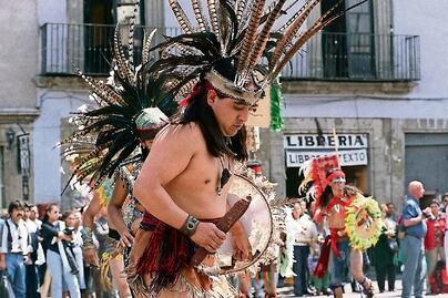 Garantizan uso del Zócalo a danzantes prehispánicos