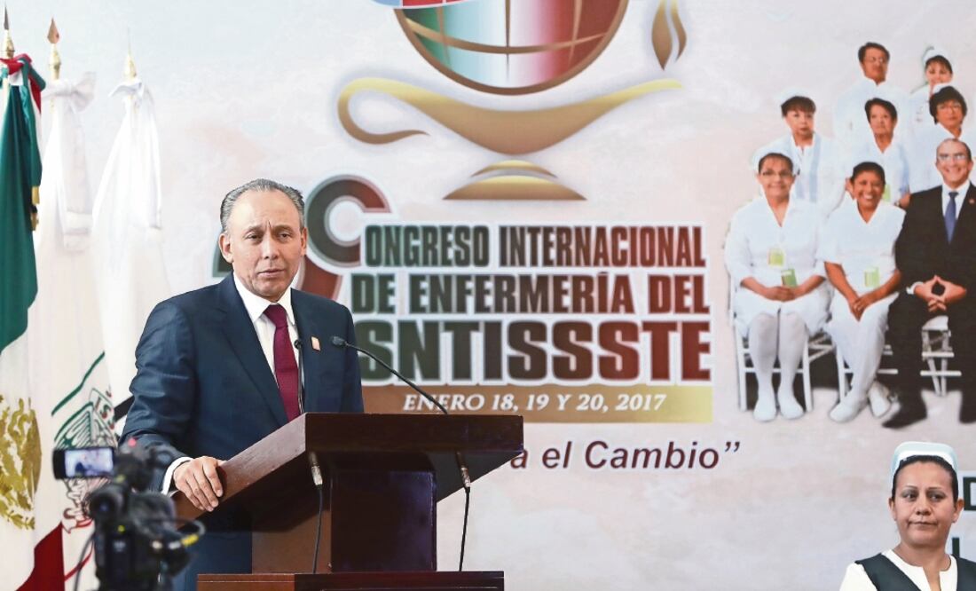 José Reyes Baeza Terrazas, director general del ISSSTE, entregó reconocimientos a personal de enfermería. (CORTESÍA)