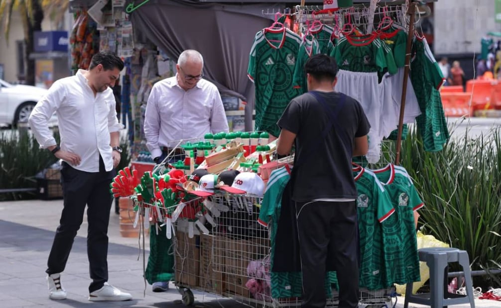 Camisetas de la Selección se venden entre 250 y 500 pesos en Centro Histórico; crece demanda antes del partido México-Ecuador.
Foto: Fernanda Rojas / El Universal