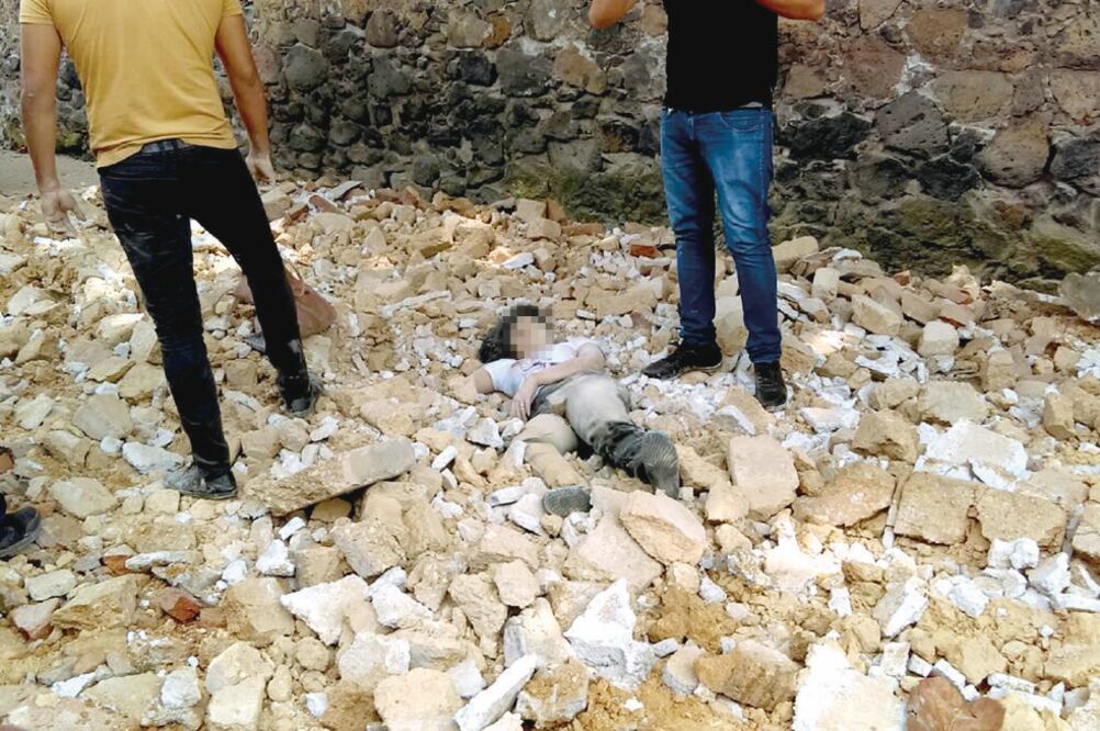 El cuerpo de Jésica, la primera persona que murió en Morelos por el terremoto, quedó entre los escombros. (CORTESÍA)