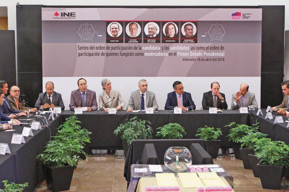La Comisión Temporal de Debates Presidenciales del INE y la mesa de representantes de los abanderados realizaron el sorteo para ultimar detalles del debate (NOTIMEX)