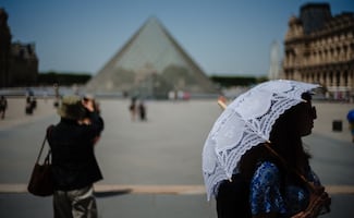 Ola de calor obliga a la Torre Eiffel y al Louvre a reducir horarios en Francia