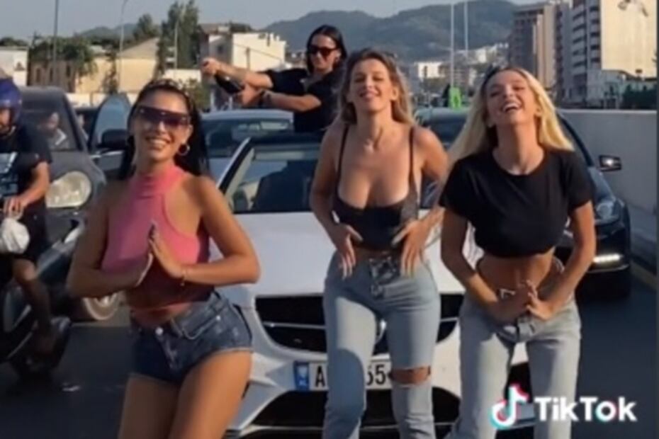 4 mujeres bloquean carretera para grabar un TikTok y son detenidas por la policía