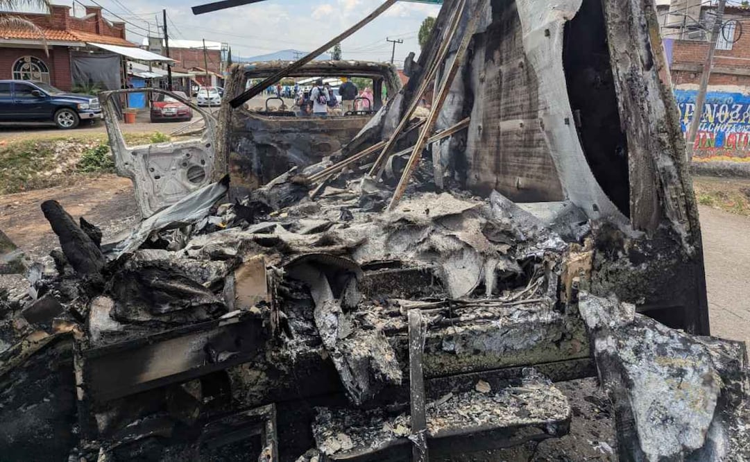 Indígenas de Michoacán queman vehículos y siniestran alcaldía de Chilchota; destrozos son en apoyo a habitantes de Acachuén.
Foto: cortesía Paulina Valencia/Alerta Noticias Michoacán.