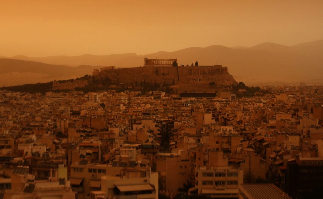 Polvo sahariano cubre el cielo de Atenas, Grecia. Foto: EFE