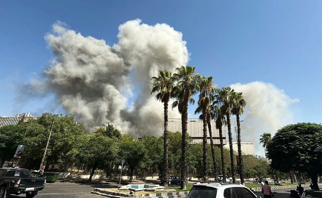 Columnas de humo tras los ataques israelíes cerca de la sede del ejército sirio y del Ministerio de Defensa en Damasco el 16 de julio de 2025. Foto: AFP