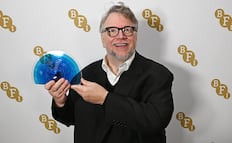 Guillermo del Toro recuerda sus raíces mexicanas al recibir el máximo reconocimiento del cine británico