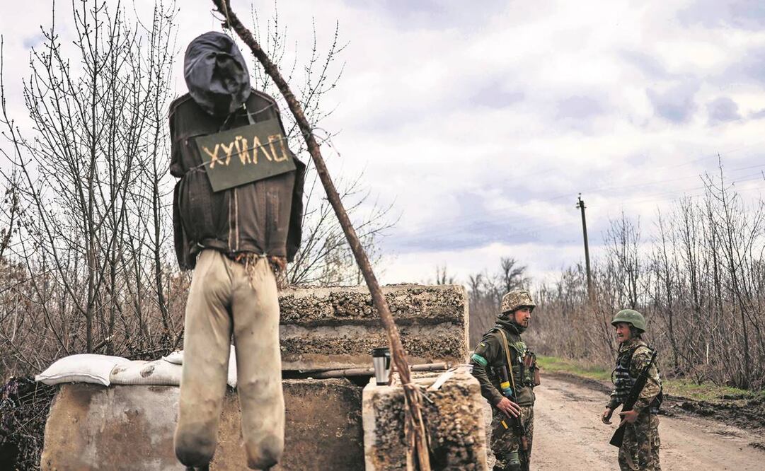 Oficiales ucranianos montan guardia a las afueras de Barvinkove, en el este de Ucrania. Foto: Ronaldo Schemidt/AFP