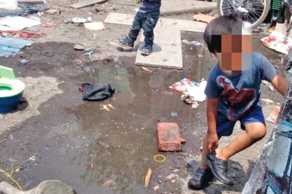 La vivienda donde encontraron a los pequeños estaba insalubre y debían hacer sus necesidades fisiológicas en una cubeta. Ahora están en el DIF. (ESPECIAL)