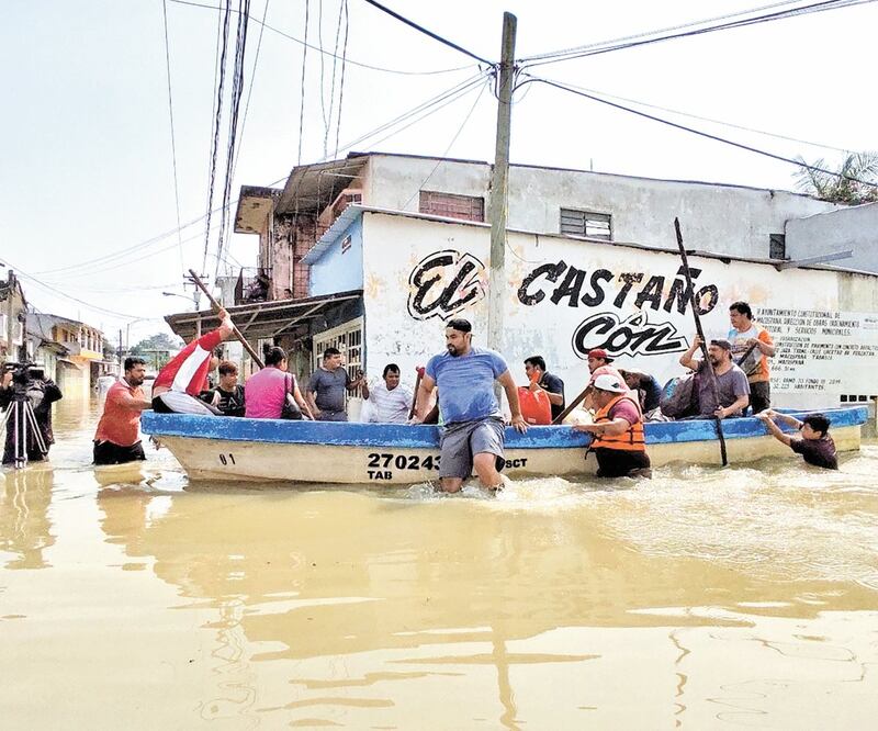 Con ayuda de lanchas, vecinos ayudaron a otros para poder dejar sus casas, las cuales se vieron totalmente afectadas por las inundaciones. LUMA LÓPEZ. EL UNIVERSAL