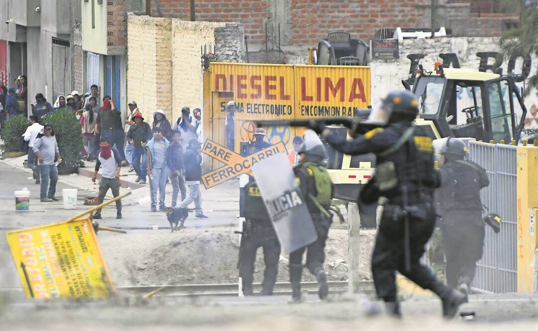 La policía se enfrentó a los inconformes para liberar la carretera Panamericana Norte.
