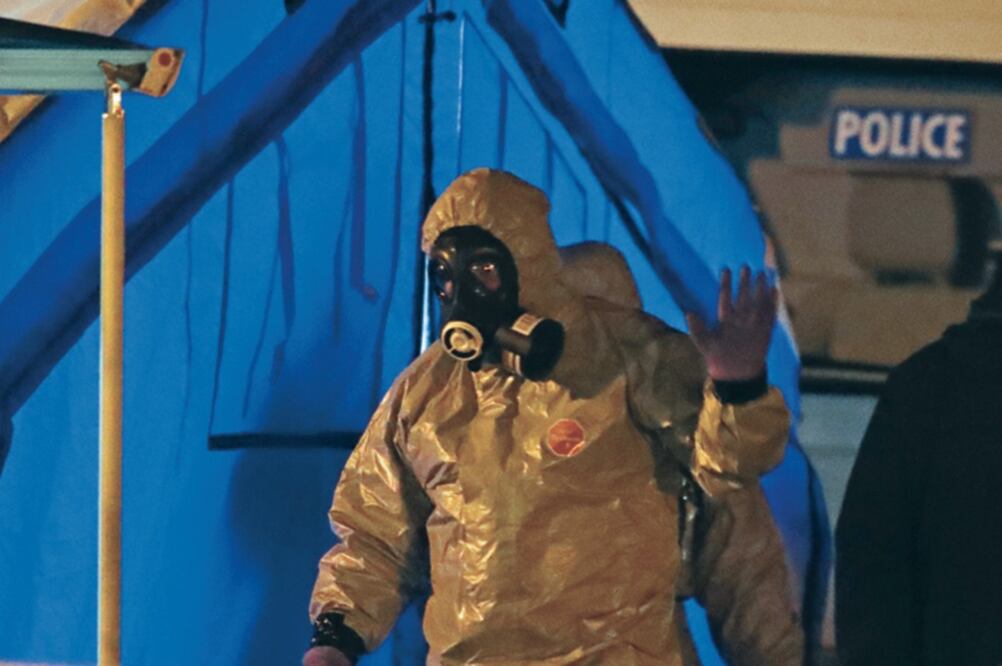 Precaución. Investigadores revisan el área acordonada en Salisbury donde fueron hallados Serguei Skripal y su hija (AP)