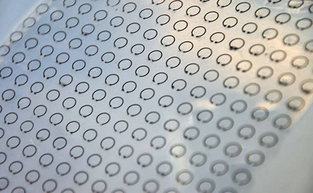 Esta "meta-piel" funciona con un tipo de resonador hecho de una aleación de metal llamado galinstan. Foto: Liang Dong, Universidad Estatal de Iowa