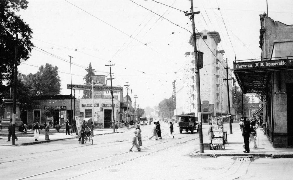 cruce de la Calzada de Tacubaya y General Escobedo, hoy el Circuito Interior y Vicente Eguía, en la década de los treinta. Al fondo destaca el Edificio Ermita y del lado izquierdo está el antiguo Jardín Primavera, además de una tepachería en la actual esquina de Benjamín Franklin y Revolución. Imagen: Colección de Miguel Ángel Bernabé.