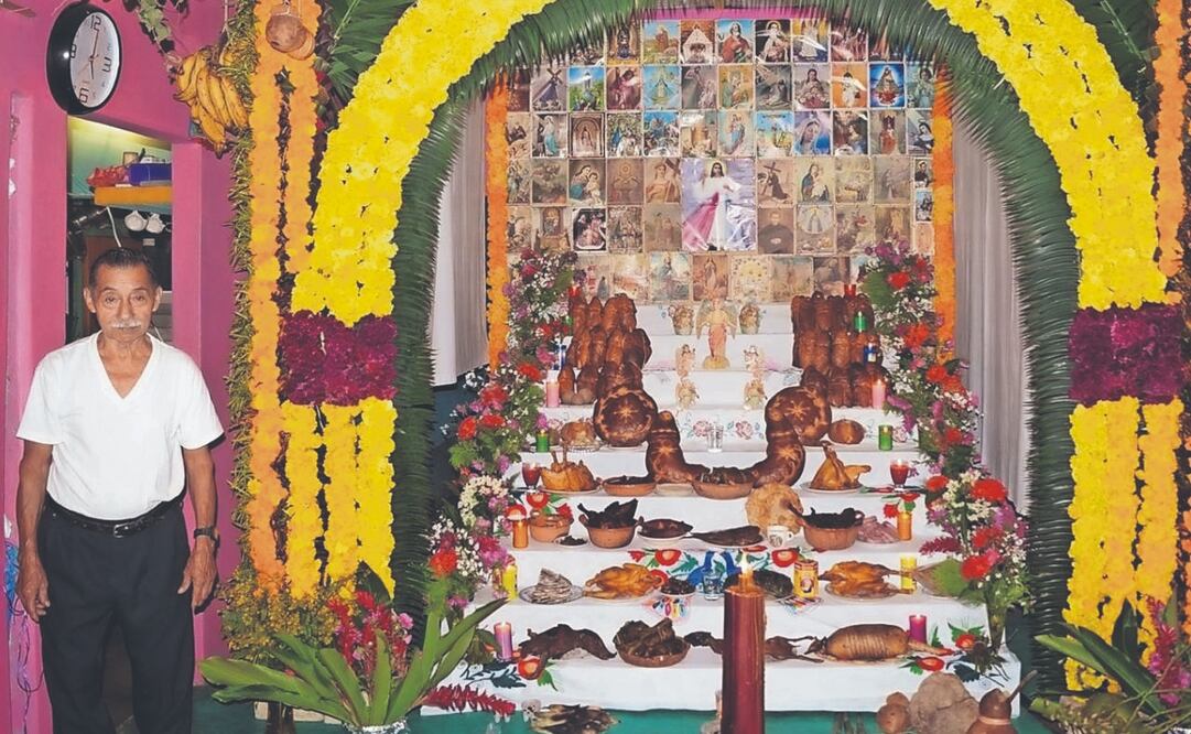 Los altares chinantecos y mazatecos eran enormes, siempre escalonados, con abundante fruta de la región tropical, no dos o tres frutas, sino racimos, pencas de plátano, guajolotes completos, racimos de cocos y siempre el arco del inframundo. Foto: de Antonio Mundaca