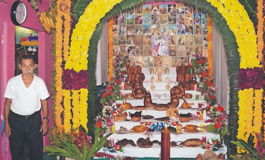 Los altares chinantecos y mazatecos eran enormes, siempre escalonados, con abundante fruta de la región tropical, no dos o tres frutas, sino racimos, pencas de plátano, guajolotes completos, racimos de cocos y siempre el arco del inframundo. Foto: de Antonio Mundaca