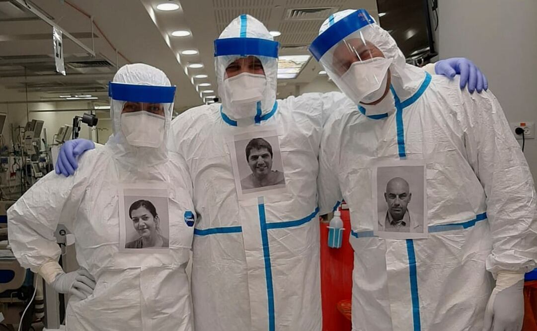 Doctores de Israel colocaron fotos propias sobre sus trajes de protección para identificarse. Foto: Rabin Medical Center, Beilinson and Hasharon Hospital via AP