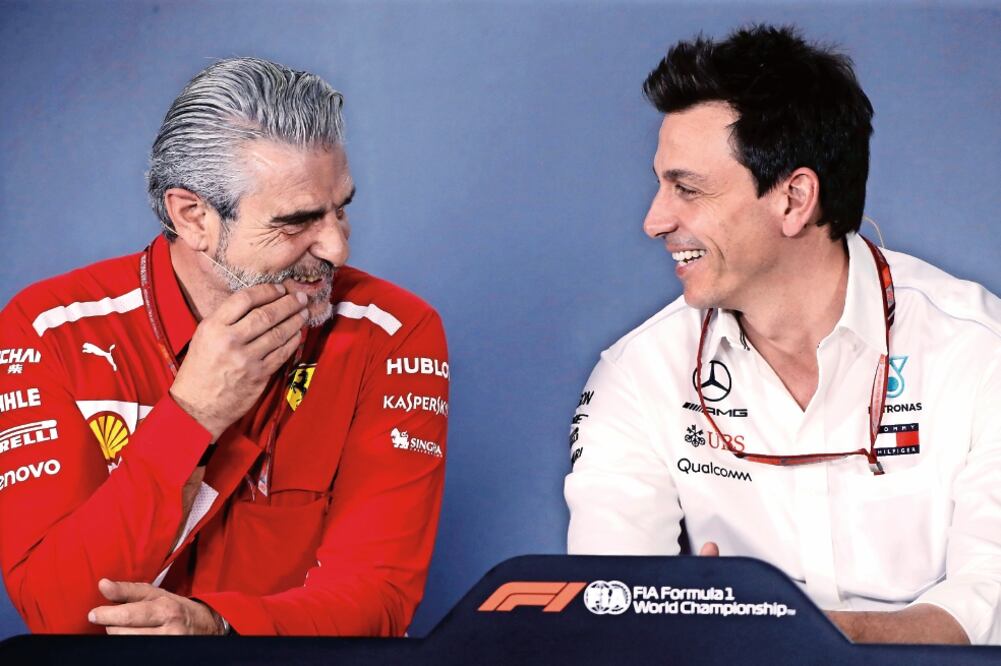 Toto Wolff (der.), de Mercedes, intentó calmar a Maurizio Arrivabene, del Cavallino Rampante (BRANDON MALONE. REUTERS)
