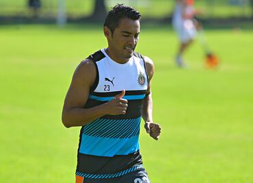 "Gallo" Vázquez realiza pruebas médicas con Chivas