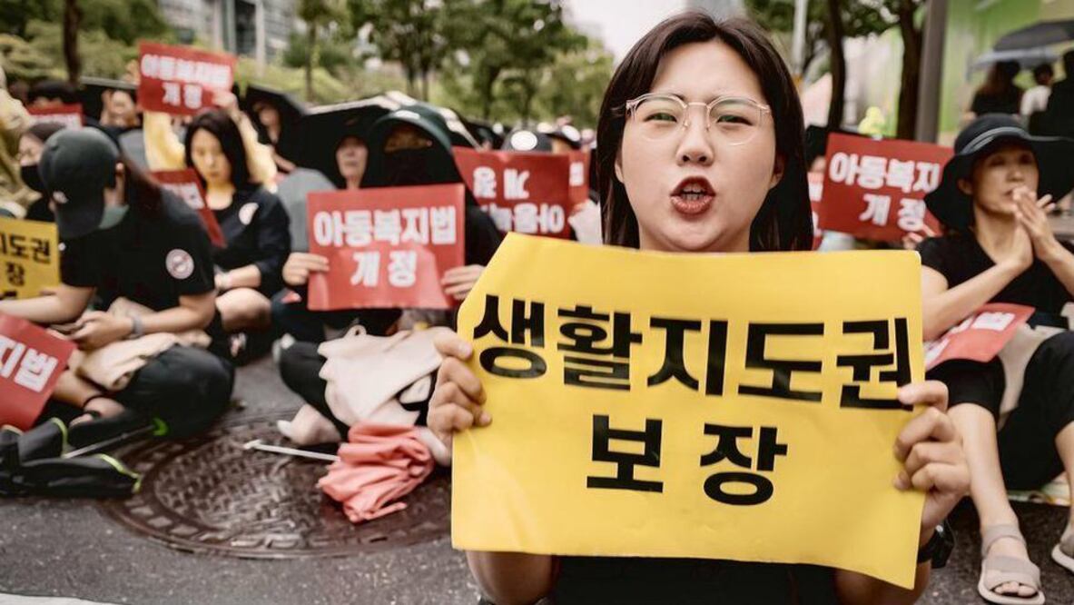 Tras un suicidio y semanas de protestas, Corea del Sur toma medidas para proteger a profesores de los padres abusadores. Foto: BBC
