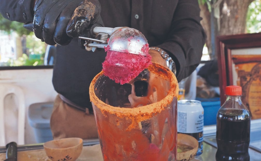 Manuel fue reconocido en la Cumbre Social de los Pueblos de América Latina y el Caribe por su trabajo en la elaboración de nieves y su importancia dentro de la gastronomía. Fotografía de Edwin Hernández