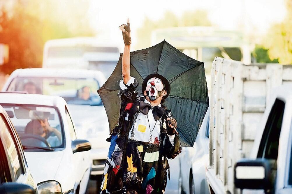 El payaso vagabundo “se ganó el corazón” de los choferes de taxis y conductores de vehículos particulares que le tocaban el claxon (CORTESÍA)