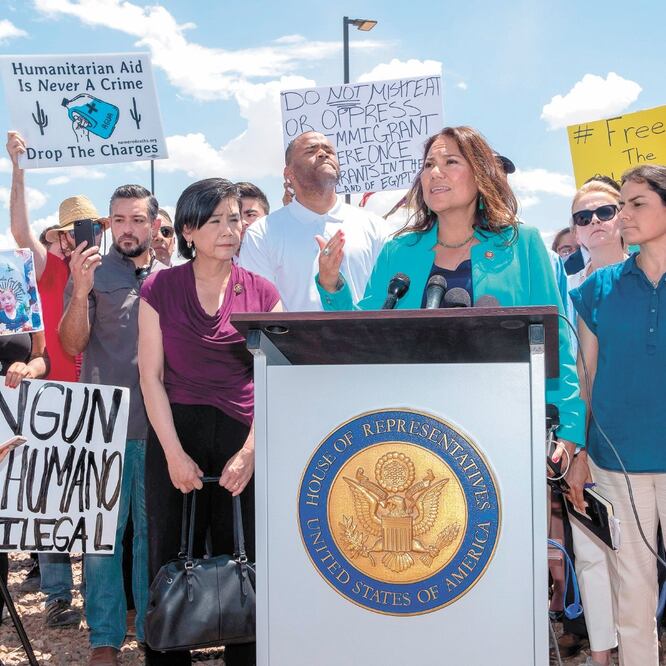 La representante Verónica Escobar, durante la visita a un centro de detención para migrantes en Clint, Texas. Ella es uno de los blancos de ataque de un grupo de Facebook de la Patrulla Fronteriza. LUKE MONTAVON. AFP