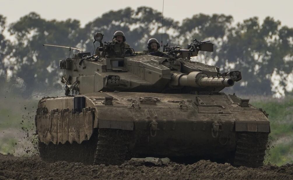 Soldados israelíes a bordo de un tanque cerca de la frontera con la Franja de Gaza. Foto: AP