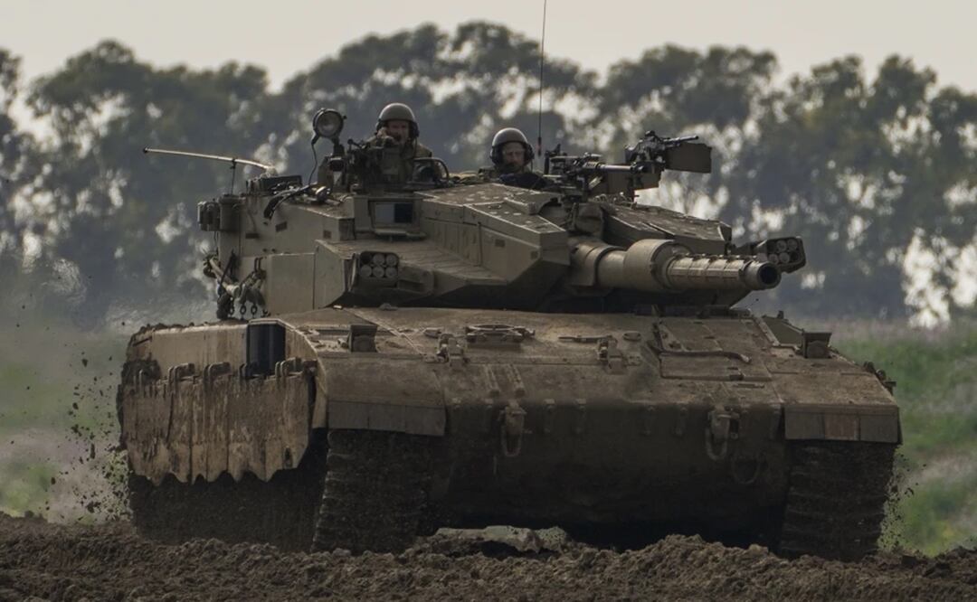 Soldados israelíes a bordo de un tanque cerca de la frontera con la Franja de Gaza, el lunes 19 de febrero de 2024, en el sur de Israel. Foto: AP
