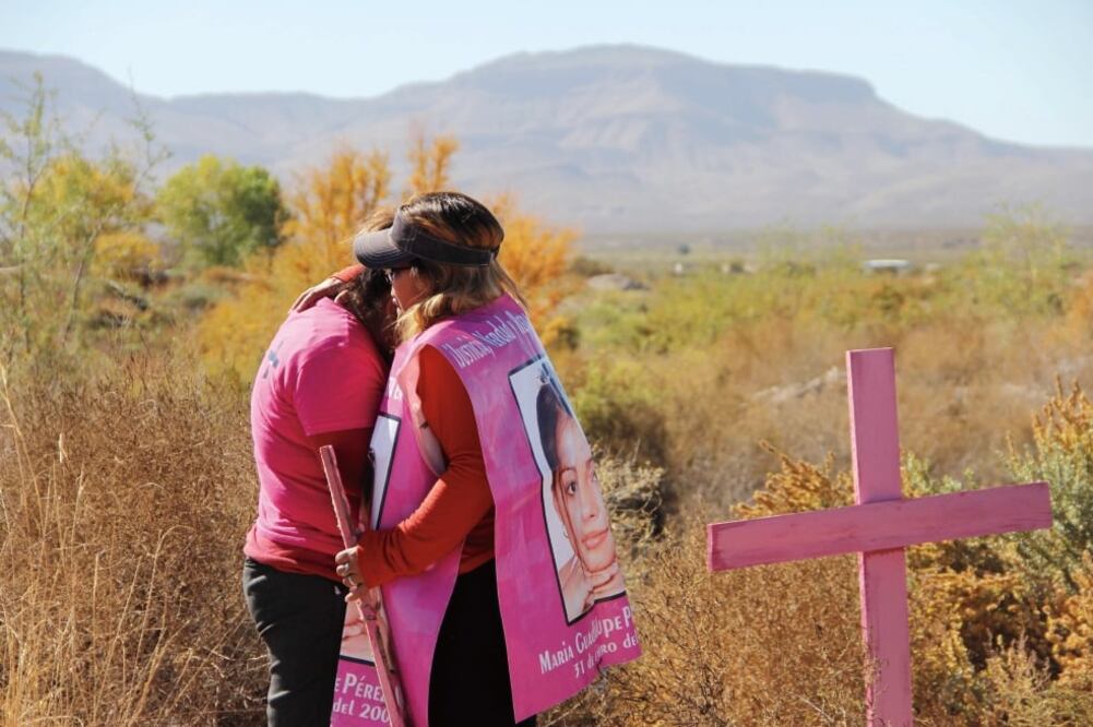 Dos madres de mujeres muertas se abrazan durante una protesta en vísperas del Día Internacional para la Eliminación de la Violencia contra la Mujer, en el valle de Juárez, cerca de Ciudad Juárez, Chihuahua. (FOTOS: David Peinado)