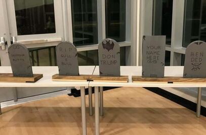 “Tumba de Trump” aparece en escuela de EU como broma de Halloween