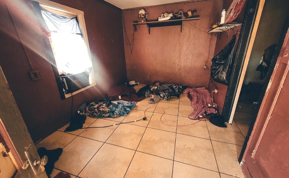 Las autoridades destacaron el papel de la comunidad en reportar actividades sospechosas, lo cual ha permitido a los equipos fronterizos descubrir más de 270 casas de seguridad en lo que va del año fiscal 2024, deteniendo a más de 2,600 migrantes. Foto: Especial