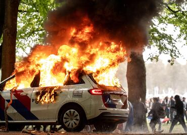 Tras disturbios, Policía se enfrenta contra manifestantes antiinmigración en La Haya