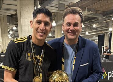 Tunden a David Faitelson por presumir foto con Edson Álvarez y la Copa Oro; "Ya eres un porrista"