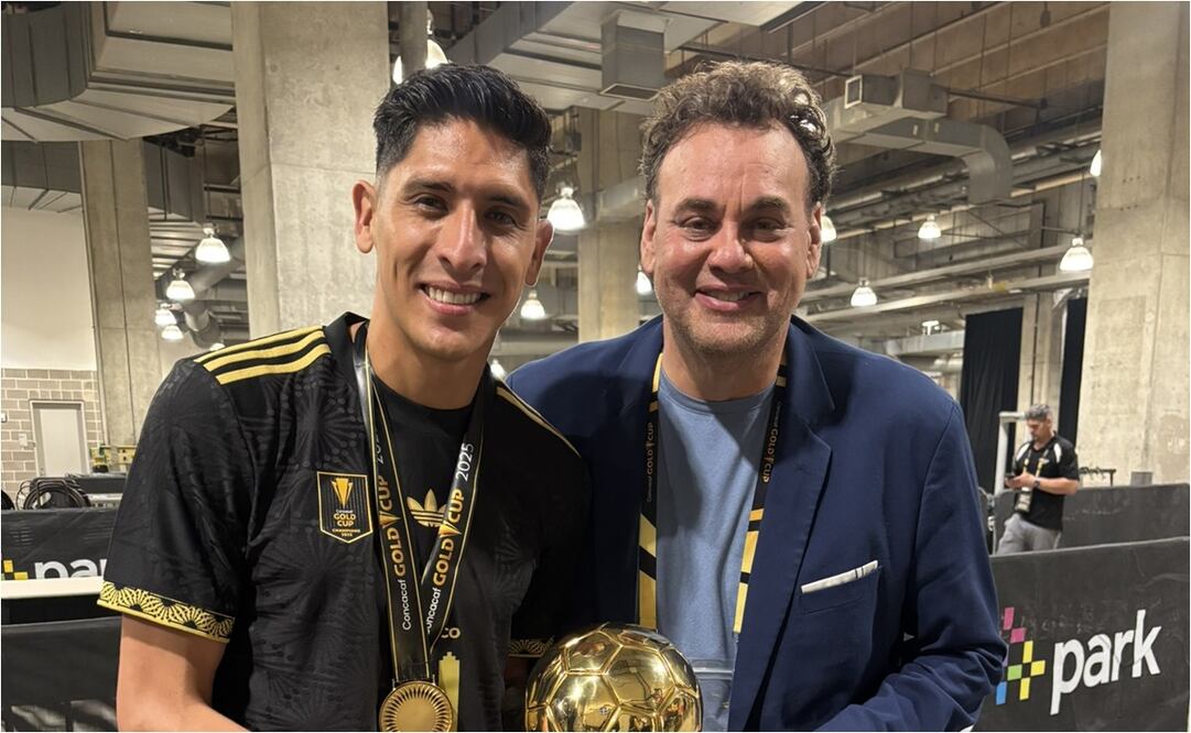 FOTO: ESPECIAL - Tunden a David Faitelson por presumir foto con Edson Álvarez y la Copa Oro; "Ya eres un porrista"