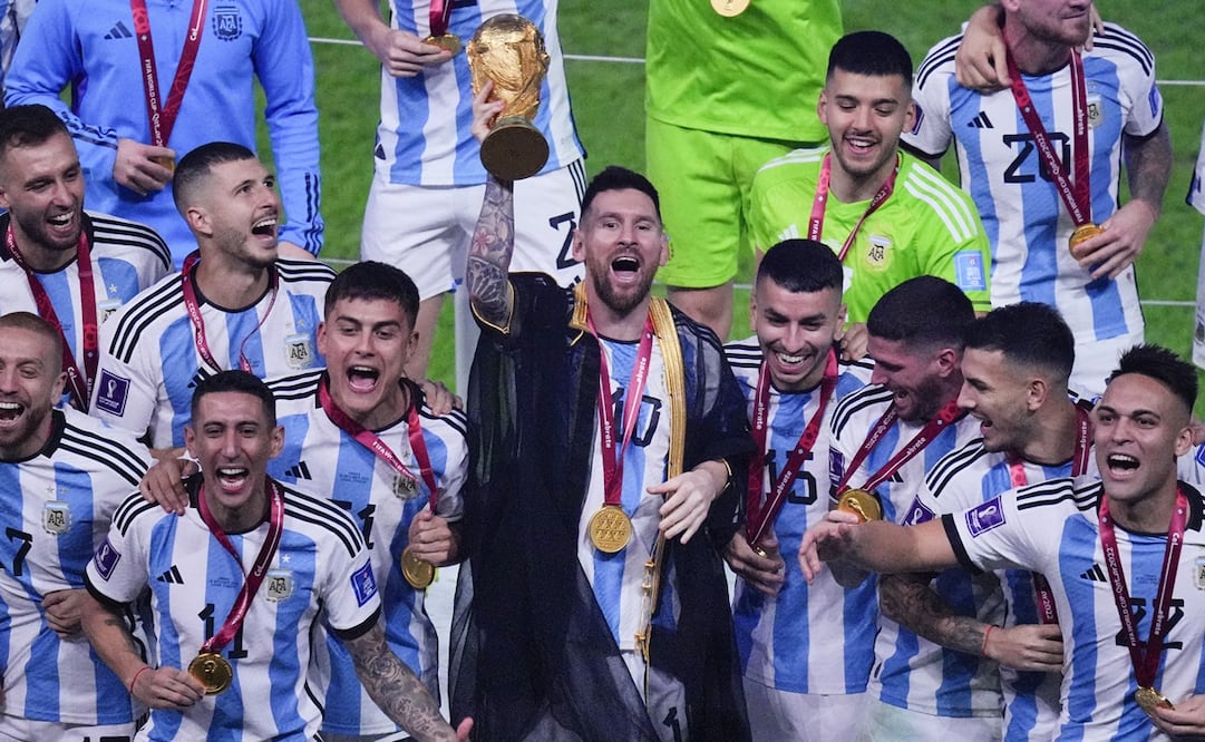 Lionel Messi levantando la Copa del Mundo / Foto: AP