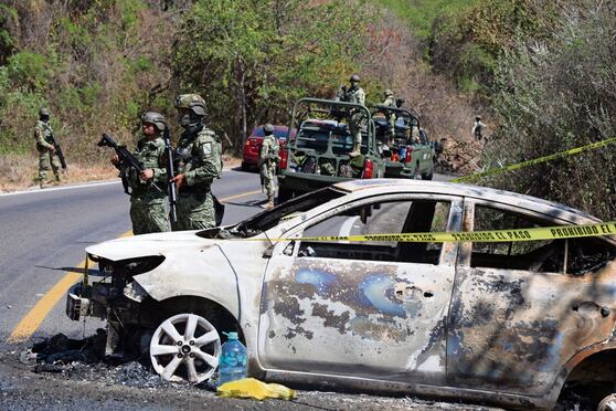 Militares vigilan la carretera donde el crimen organizado respondió con quema de autos a la muerte de El Mencho. Foto: Valente Rosas / EL UNIVERSAL
