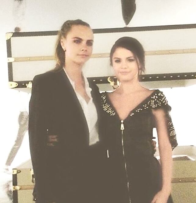 Redes sociales. Selena ha compartido fotos en Instagram de sus momentos al lado de Cara Delevingne (TOMADA DE INSTAGRAM)