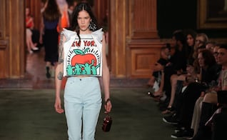 Cuero, volantes y arte pop en el desfile de Louis Vuitton en Nueva York