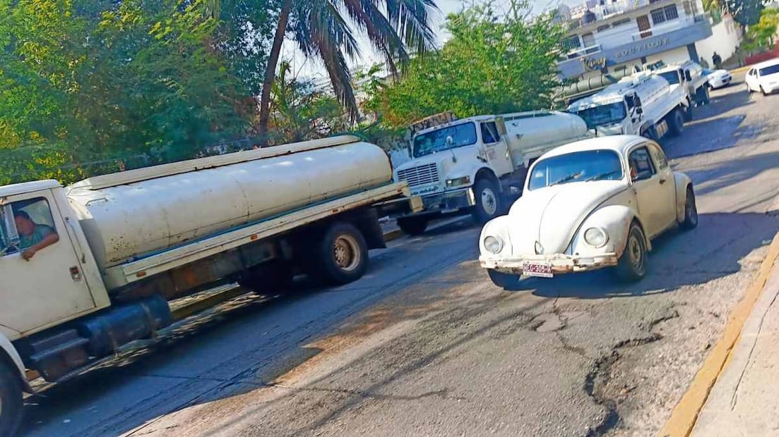 Decenas de pipas hacen fila afuera de la estación de agua de la CAPAMA, porque es el único punto donde pueden abastecerse del líquido. Foto: Especial